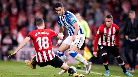 Mikel Merino intenta regatear a De Marcos ante la mirada de Berenguer Mikel Merino intenta regatear a De Marcos ante la mirada de Berenguer