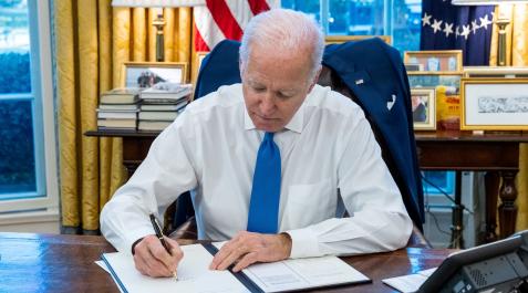 Joe Biden Joe Biden firma la orden ejecutiva que sanciona el comercio con las dos regiones de Donetsk y Lugansk