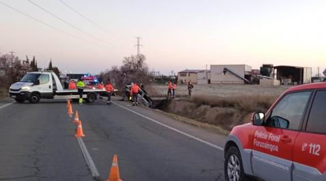 accidente cascante Servicios de emergencia y Policía Foral, junto al coche accidentado en Cascante