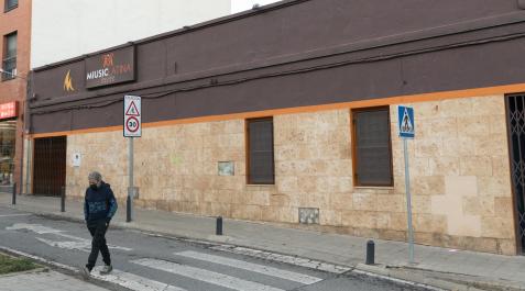 Un hombre cruza la calle ante el local de la discoteca Miusic Latina de Tudela Un hombre cruza la calle ante el local de la discoteca Miusic Latina de Tudela
