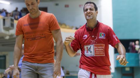 PRIMO, BOTILLERO, CONFIDENTE Y AMIGO. Asier García, a la izquierda, acompaña a Oinatz Bengoetxea a los vestuarios del Labrit después de dar un mal pelotazo PRIMO, BOTILLERO, CONFIDENTE Y AMIGO. Asier García, a la izquierda, acompaña a Oinatz Bengoetxea a los vestuarios del Labrit después de dar un mal pelotazo