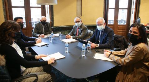 De izqda. a dcha: Cati Nieves (técnica de Nasuvinsa), Alberto Bayona (director gerente de Nasuvinsa), el vicepresidente José Mª Aierdi, el alcalde Enrique Maya, el concejal Juan José Echeverría y Ana García (técnica municipal) De izqda. a dcha: Cati Nieves (técnica de Nasuvinsa), Alberto Bayona (director gerente de Nasuvinsa), el vicepresidente José Mª Aierdi, el alcalde Enrique Maya, el concejal Juan José Echeverría y Ana García (técnica municipal)