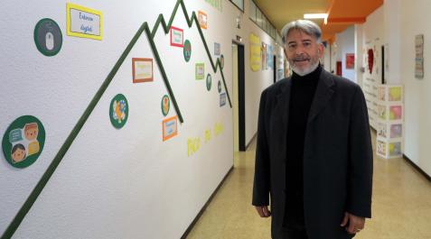 Vicente Tanco en uno de los pasillos del colegio La Presentación de Villava, al que llegó a trabajar en 1984 y al que sigue vinculado Vicente Tanco en uno de los pasillos del colegio La Presentación de Villava, al que llegó a trabajar en 1984 y al que sigue vinculado