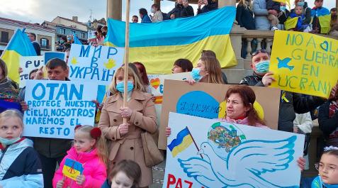 PamplonaUcrania Niños y niñas ucranianos sostienen carteles durante el acto en la Plaza del Castillo de Pamplona