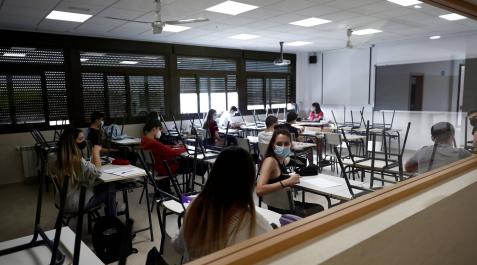 secundaria Varios estudiantes, en un aula en el IES Simone Veil de Paracuellos del Jarama, Madrid, en una fotografía de archivo