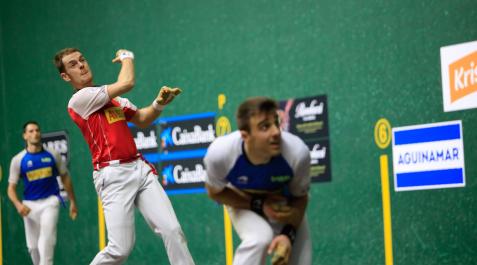 laxo Unai Laso golpea a una pelota en presencia de Jon Ander Peña y Albisu en el Ogueta.