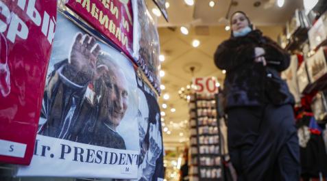 Camiseta con la foto de Vladimir Putin en el escaparate de una tienda en Moscú Camiseta con la foto de Vladimir Putin en el escaparate de una tienda en Moscú