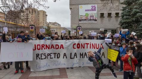 Familias de San Juan de la Cadena protestan contra la denegación de la jornada continua Familias de San Juan de la Cadena protestan contra la denegación de la jornada continua