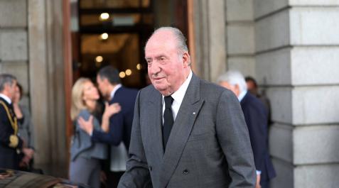 rey Juan Carlos Don Juan Carlos entra en la capilla ardiente para despedir a Alfredo Pérez Rubalcaba