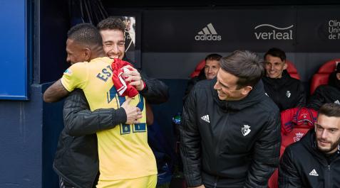 Pervis Estupiñán saluda a Kike Barja muy cerca del banquillo osasunista donde se sentaban otros excompañeros suyos como Íñigo Pérez, Darko y Roberto Torres Pervis Estupiñán saluda a Kike Barja muy cerca del banquillo osasunista donde se sentaban otros excompañeros suyos como Íñigo Pérez, Darko y Roberto Torres