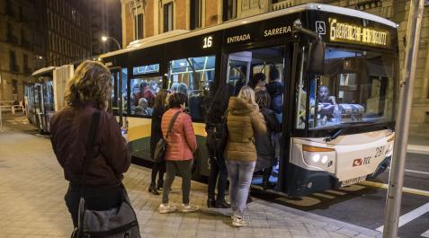 villavesa Varias mujeres se suben a una villavesa en el paseo de Sarasate