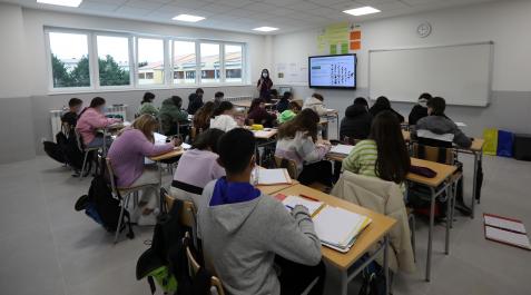 Alumnado de 1º de la ESO, en una clase de Biología y Geología ayer en el primer día de funcionamiento del nuevo instituto de Aoiz Alumnado de 1º de la ESO, en una clase de Biología y Geología ayer en el primer día de funcionamiento del nuevo instituto de Aoiz