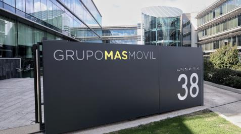 MásMóvil Cartel de entrada a la sede de la marca de servicio de telecomunicaciones MásMóvil en Madrid