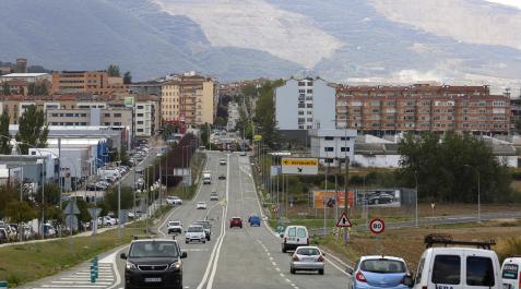 Acceso a Noáin por la PA-31. A la izquierda, Talluntxe. A la derecha, el aeropuerto Acceso a Noáin por la PA-31. A la izquierda, Talluntxe. A la derecha, el aeropuerto