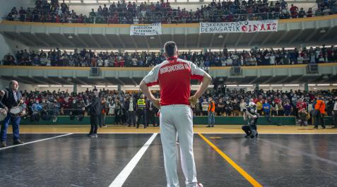 Despedida de Oinatz del frontón Labrit, con la Bombonera llena y fuera del calendario del Parejas.