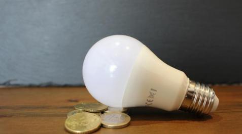 bombilla El precio de la luz bajará un 25,61% este jueves, hasta los 73,59 euros/MWh, su precio más bajo en 40 días