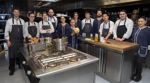 Hamabi El equipo de Hamabi en la cocina del restaurante, han ganado su primer sol este año