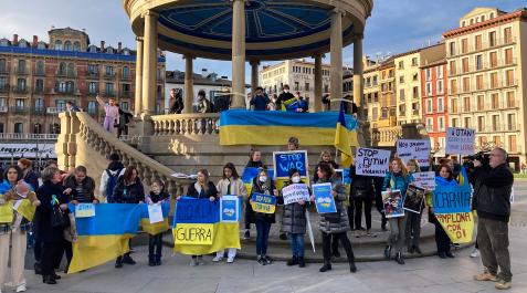 UcranianosPamplona Un momento de la concentración de ucranianos residentes en Pamplona en la Plaza del Castillo