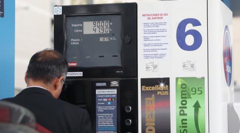 Un hombre reposta en una gasolinera de Madrid