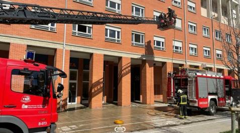 san jorge incendio Los bomberos trabajan en el piso que ha sufrido el incendio