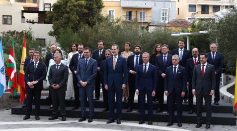 Conferencia de presidentes Fotografía de familia de Felipe VI, el presidente Pedro Sánchez y las autoridades autonómicas