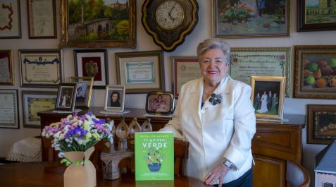 Angelita Alfaro con el libro nuevo y el Premio Navarra de Gastronomía que recibió en 2009 Angelita Alfaro con el libro nuevo y el Premio Navarra de Gastronomía que recibió en 2009
