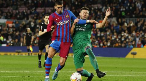 Osasuna David García forcejea con Ferran Torres en una jugada del encuentro