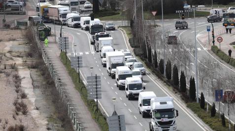 M s de 300 camiones recorren las calles de Pamplona para exigir