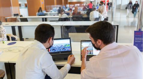 feria-virtual-empleo-un Alumnos de la Universidad de Navarra participando en la feria de empleo
