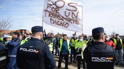 Decenas De Transportistas Protestan Ante La Ministra Sánchez En ...