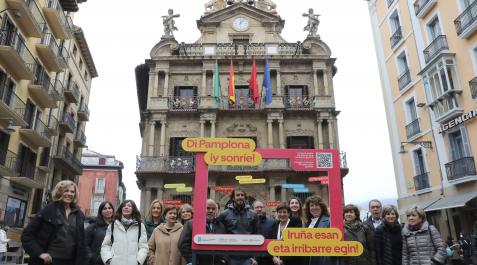Turismo en Pamplona Representantes de empresas de turismo y concejales en la Plaza Consistorial