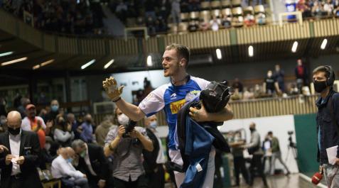 laxo Unai Laso celebra su clasificación para la final del Parejas 2022.