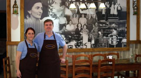 la forca pocholas Ester Bravo y Xavi Teixeira, junto al cuadro de fotos antiguas de Las Pocholas e insignes clientes