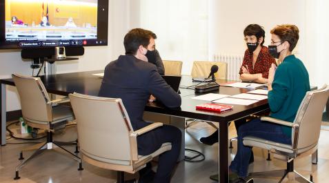 Chivite El consejero Irujo, la Presidenta Chivite y la consejera Saiz, en la reunión telemática con el Ministerio de Asuntos Económicos y Transformación Digital