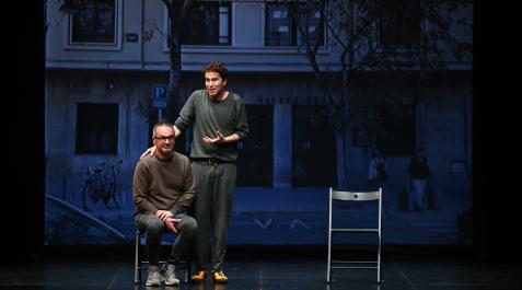 La suerte Juli Disla, sentado, escucha a Jaume Pérez sobre el escenario de la Escuela Navarra de Teatro