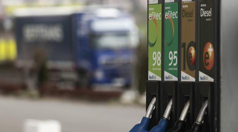 camiones y gasolina Protesta de transportistas en Navarra por la situación que atraviesa el sector