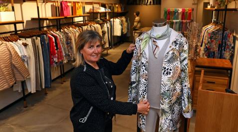Zarranz Irene Zarranz Elso con uno de los maniquíes de la tienda que inició su andadura hace 70 años en la calle Estafeta