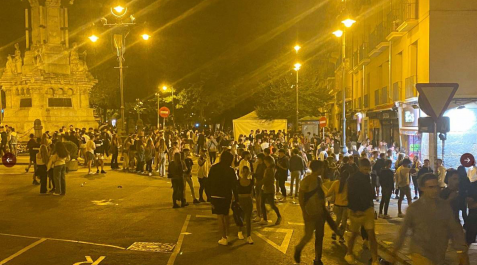 Concentración de jóvenes en el Paseo de Sarasate, durante el juevintxo del 2 de septiembre Concentración de jóvenes en el Paseo de Sarasate, durante el juevintxo del 2 de septiembre