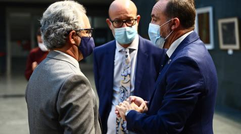 _A_ JOSE CARLOS CORDO (34409181) Los parlamentarios de Navarra Suma Carlos Pérez Nievas (Ciudadanos), José Suárez (PP) y Javier Esparza (UPN), en un pleno del Parlamento