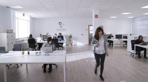 Un grupo de personas, en una de las salas de Dinabide, en Irurtzun Un grupo de personas, en una de las salas de Dinabide, en Irurtzun