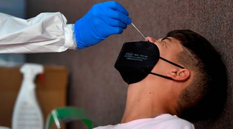 Un joven se somete a una prueba PCR Un joven se somete a una prueba PCR