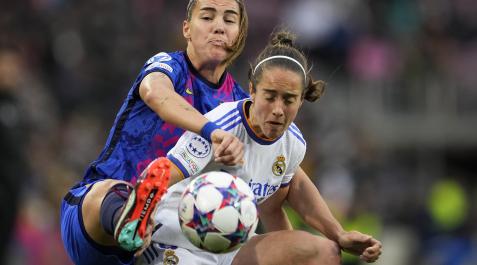 MOroz La navarra Maite oroz cubre el balón ante la presión de Patri Guijarro, del FC Barcelona, durante el encuentro de Champions celebrado en el Camp Nou