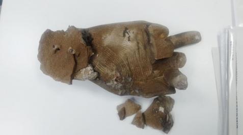 Imagen de la mano de la estatua de la Justicia dañada Imagen de la mano de la estatua de la Justicia dañada