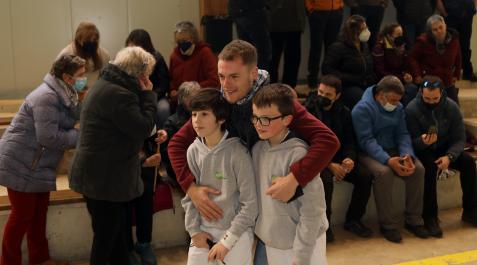 Unai Laso se fotografía con dos pelotaris del club Auñamendi después del homenaje que le brindaron en el frontón de Biskarret Unai Laso se fotografía con dos pelotaris del club Auñamendi después del homenaje que le brindaron en el frontón de Biskarret