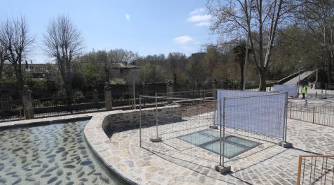 A la izquierda, el antiguo aljibe en el que se depositaba del agua del pozo que, ahora, se ha recubierto con un cristal en la cubierta A la izquierda, el antiguo aljibe en el que se depositaba del agua del pozo que, ahora, se ha recubierto con un cristal en la cubierta