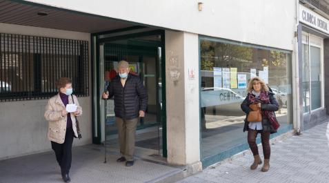 Un hombre y una mujer salen del centro de salud Santa Ana de Tudela Un hombre y una mujer salen del centro de salud Santa Ana de Tudela