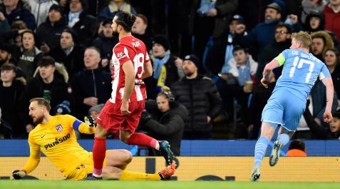 Manchester-atletico Kevin De Bruyne marca el gol del Manchester City ante la mirada de Jan Oblak, portero del Atlético de Madrid