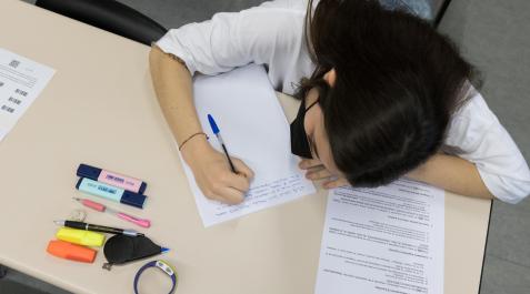 Una alumna navarra en la Selectividad. Quienes vayan a hacer la EvAU deben solicitar ya la beca. Una alumna navarra en la Selectividad. Quienes vayan a hacer la EvAU deben solicitar ya la beca.