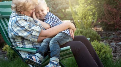 Abuela y nieto, abrazos ¿Volverán los besos, los abrazos y las caricias con el fin de las mascarillas?