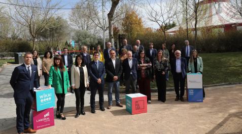 Los participantes e invitados al programa ‘Impulsar Navarra’ celebrado ayer en el Parque de la Naturaleza Sendaviva de Arguedas posaron juntos antes de comenzar el acto Los participantes e invitados al programa ‘Impulsar Navarra’ celebrado ayer en el Parque de la Naturaleza Sendaviva de Arguedas posaron juntos antes de comenzar el acto